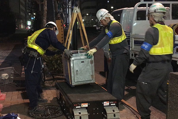 電源トランスの搬入