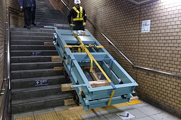 空調設備の階段運搬・据付（一式1.2t大型ファン）