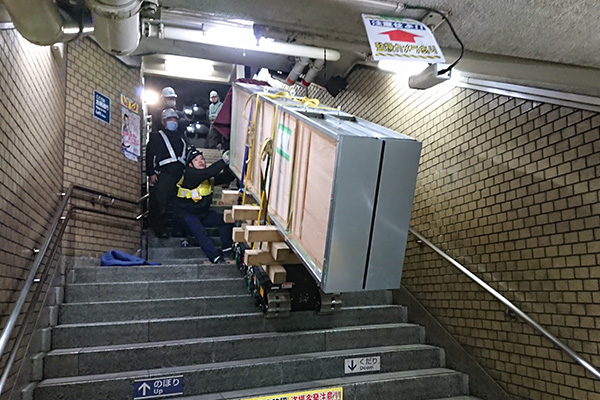 制御盤の階段搬入・据付