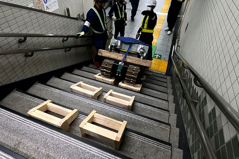 急速冷凍機の階段運搬（搬入）
